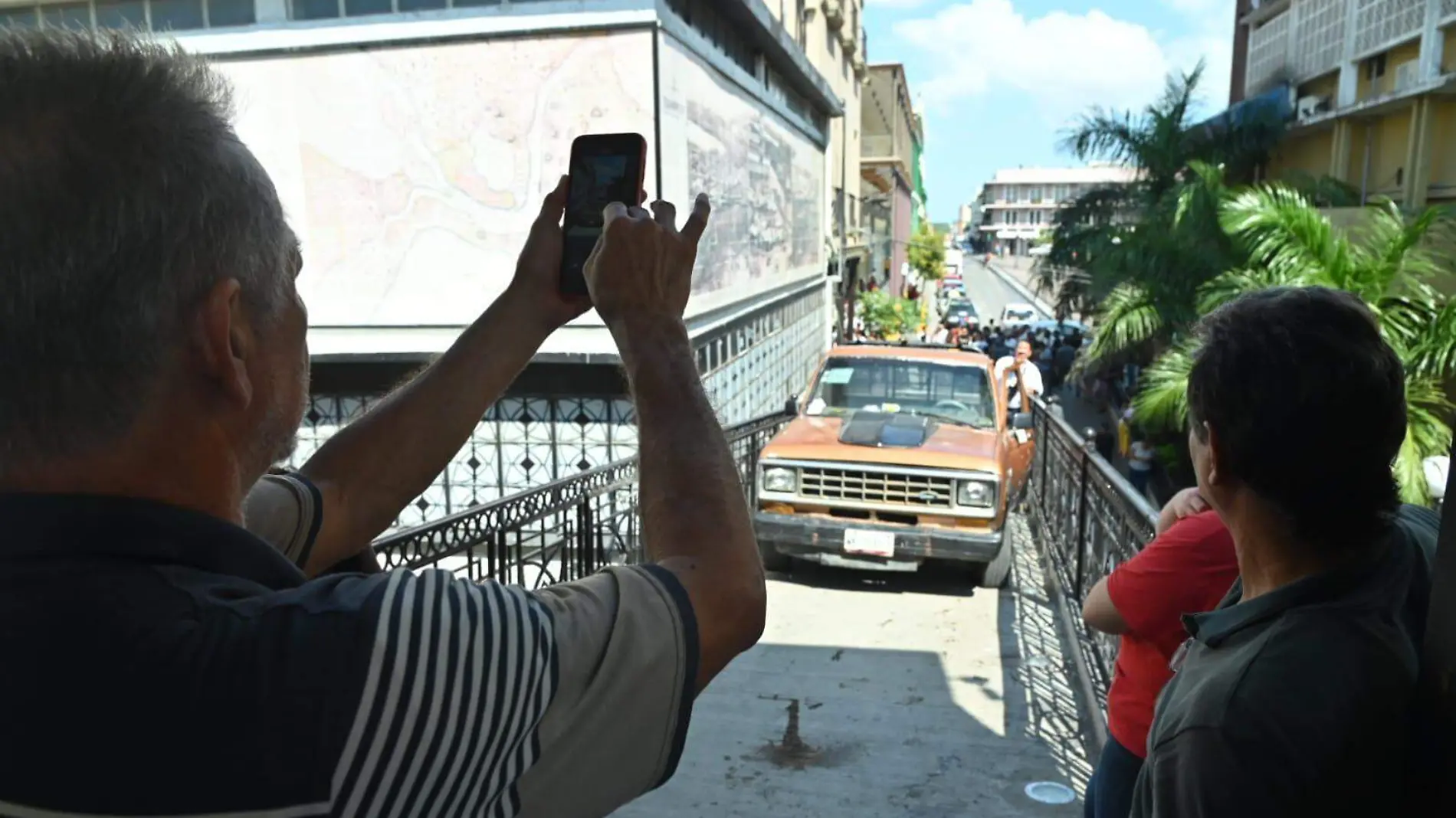 Un hombre de la tercera edad ingresó con su camioneta hasta la rampa peatonal del Mercado Municipal de Tampico 